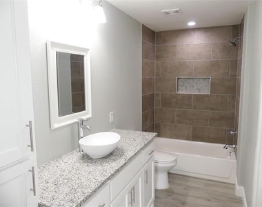 608 E College Street - Photo Thumbnail 14