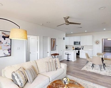 3235 Dallas Street - Photo Thumbnail 4