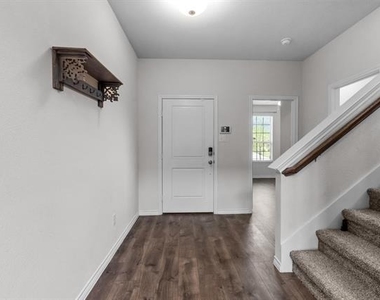 606 Rawhide Way - Photo Thumbnail 2