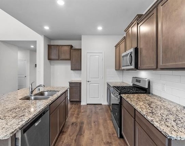 606 Rawhide Way - Photo Thumbnail 8