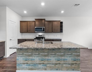 606 Rawhide Way - Photo Thumbnail 5
