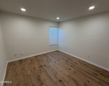 6038 S Alameda Road - Photo Thumbnail 7