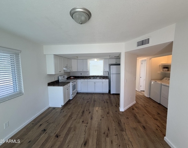 6038 S Alameda Road - Photo Thumbnail 15