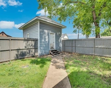 401 E Avenue G - Photo Thumbnail 7