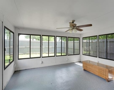 401 E Avenue G - Photo Thumbnail 24