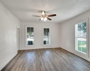 401 E Avenue G - Photo Thumbnail 18