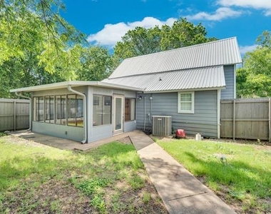 401 E Avenue G - Photo Thumbnail 5