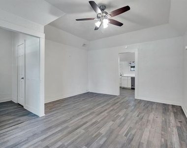 401 E Avenue G - Photo Thumbnail 9
