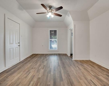 401 E Avenue G - Photo Thumbnail 10
