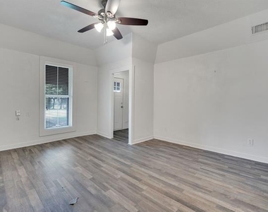 401 E Avenue G - Photo Thumbnail 11