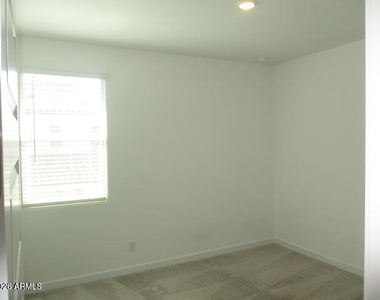 3323 S Bridlewood Avenue - Photo Thumbnail 15