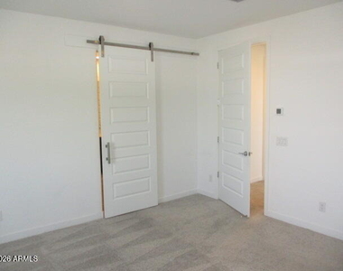 3323 S Bridlewood Avenue - Photo Thumbnail 11
