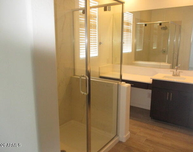 3323 S Bridlewood Avenue - Photo Thumbnail 12