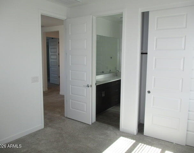 3323 S Bridlewood Avenue - Photo Thumbnail 16