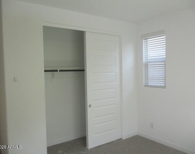 3323 S Bridlewood Avenue - Photo Thumbnail 18