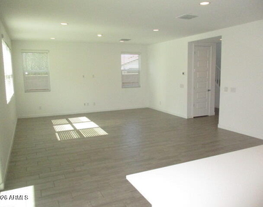 3323 S Bridlewood Avenue - Photo Thumbnail 5