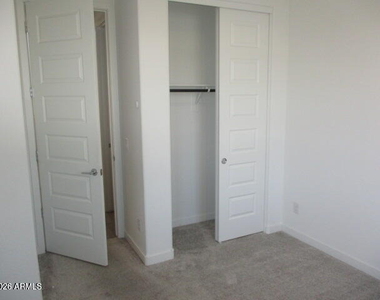 3323 S Bridlewood Avenue - Photo Thumbnail 7