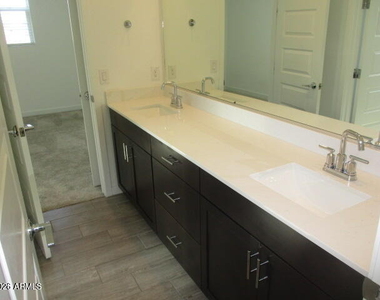 3323 S Bridlewood Avenue - Photo Thumbnail 20