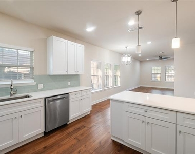 807 Hollywood Avenue - Photo Thumbnail 15