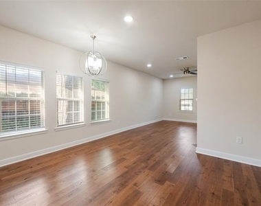 807 Hollywood Avenue - Photo Thumbnail 12