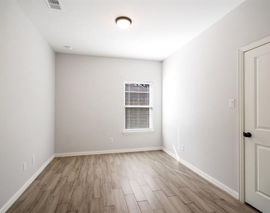 3505 Wood Oak Drive - Photo Thumbnail 6