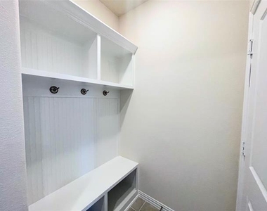 3201 Riverlawn Drive - Photo Thumbnail 16