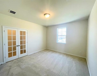 3201 Riverlawn Drive - Photo Thumbnail 3