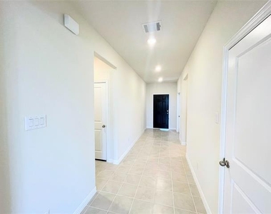 3201 Riverlawn Drive - Photo Thumbnail 4