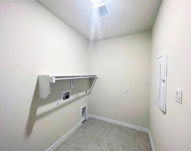 3201 Riverlawn Drive - Photo Thumbnail 14