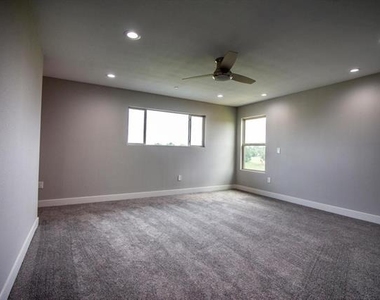 12 Estates Road - Photo Thumbnail 12