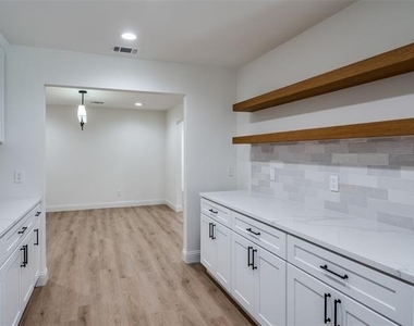 3772 Weeburn Drive - Photo Thumbnail 13