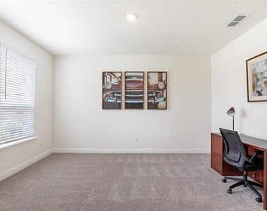 715 Parkside Drive - Photo Thumbnail 6