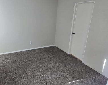 1313 E 9th Place - Photo Thumbnail 3