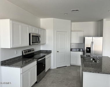 3532 N Sequoia Street - Photo Thumbnail 2