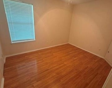 907 Hodge Street - Photo Thumbnail 6
