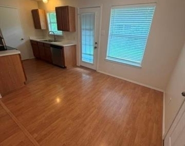 907 Hodge Street - Photo Thumbnail 5