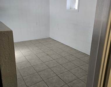 909 N Kadota Avenue - Photo Thumbnail 3