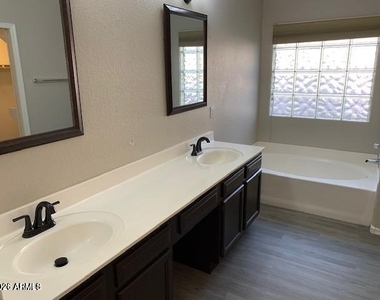 442 W El Freda Road - Photo Thumbnail 8