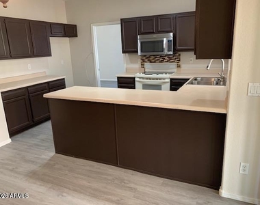 442 W El Freda Road - Photo Thumbnail 2
