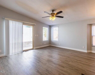 1864 E Augusta Avenue - Photo Thumbnail 9