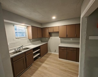811 N Spears Street - Photo Thumbnail 2