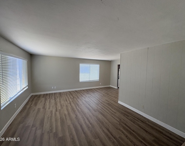 6627 S 44th Street - Photo Thumbnail 2