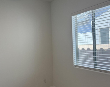 2933 E Mission Lane - Photo Thumbnail 36