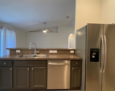 517 Sw Paar Drive - Photo Thumbnail 4