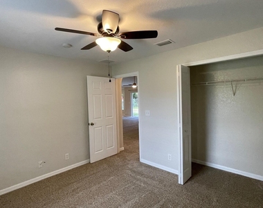 517 Sw Paar Drive - Photo Thumbnail 12
