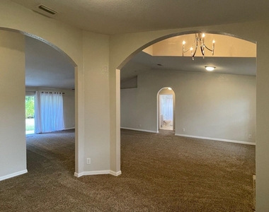 517 Sw Paar Drive - Photo Thumbnail 6