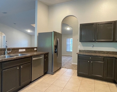517 Sw Paar Drive - Photo Thumbnail 3