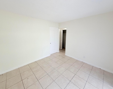 3030 Nw 43rd Terrace - Photo Thumbnail 6