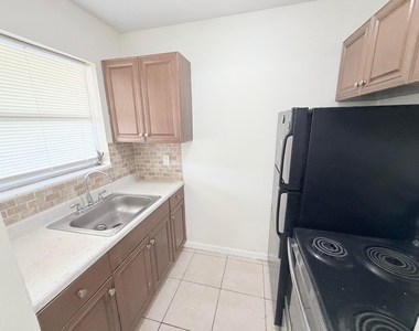 3030 Nw 43rd Terrace - Photo Thumbnail 3