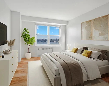 West 51st Street - Photo Thumbnail 4